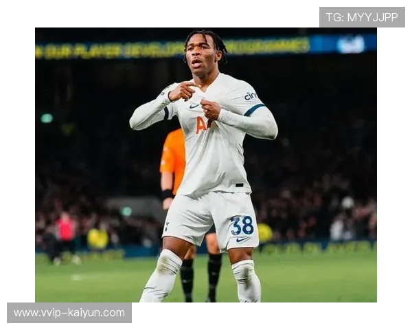 热刺洛赛尔索脚底变向后低射轻松得手——足球场上的精妙瞬间